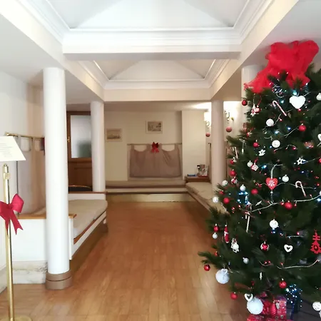 莱奥帕尔迪酒店 3*